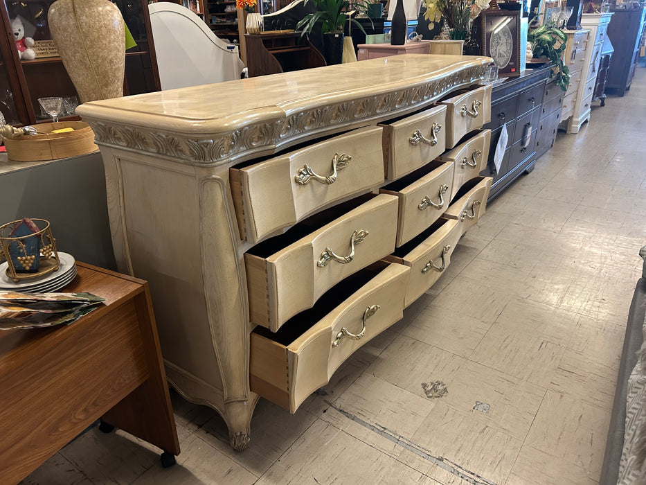 Henredon French Rococo Louis XV 9-drawer dresser 34209