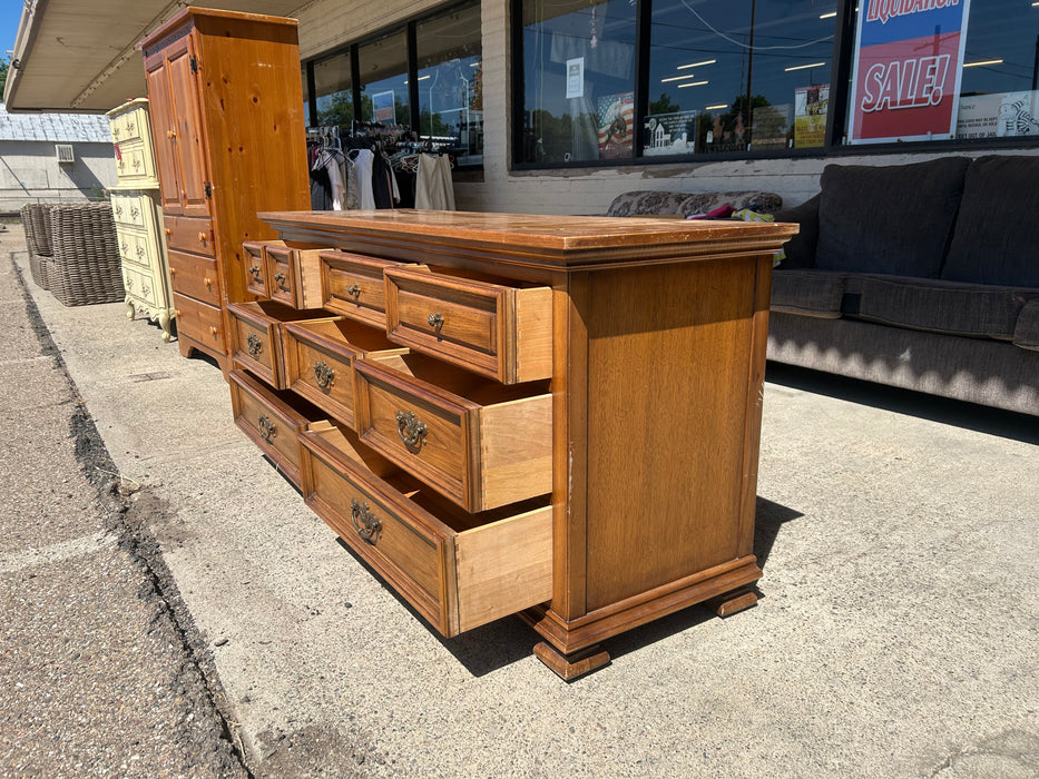 Wood 8-drawer dresser 34223