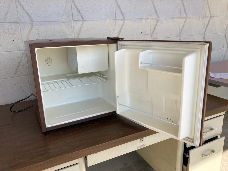 Brown Sanyo mini fridge dorm, office, or garage refrigerator 32521