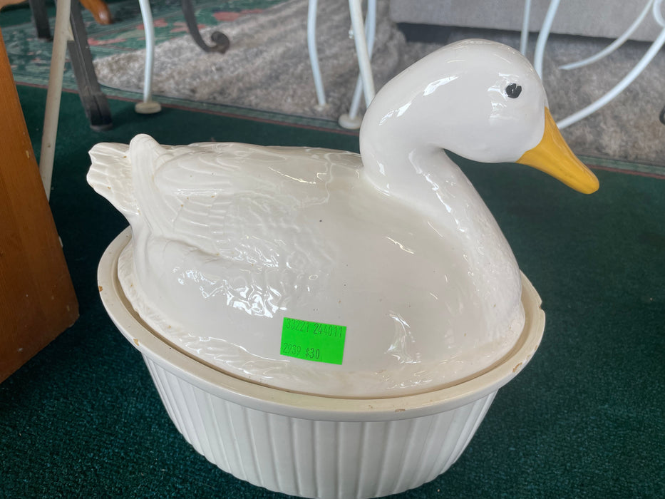 Ceramic duck serving dish with lid 33221