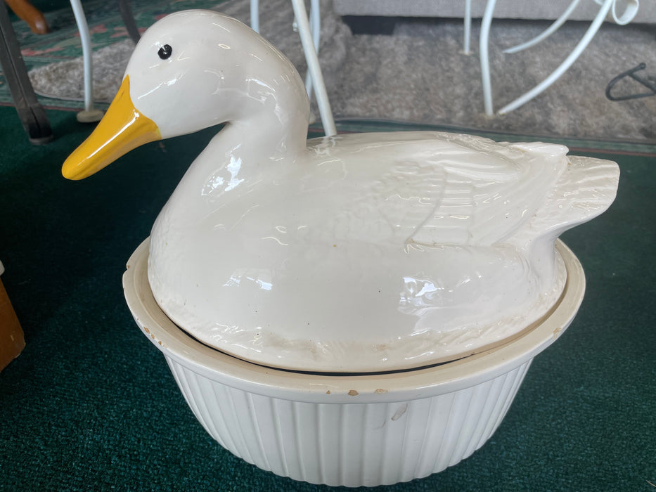 Ceramic duck serving dish with lid 33221