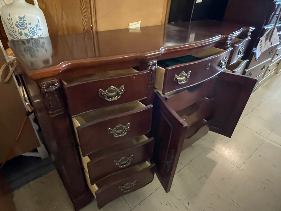 Broyhill 12-drawer ornate dresser 31532