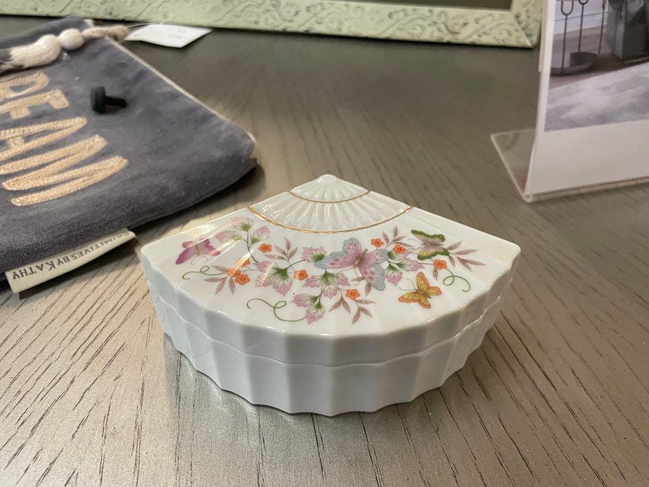 Vintage 1980 Avon collectible porcelain trinket box fan shaped 31568