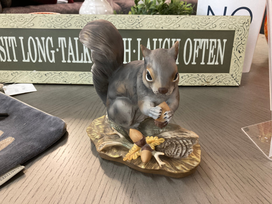 Vintage 1982 Homco masterpiece porcelain squirrel with acorn 31574