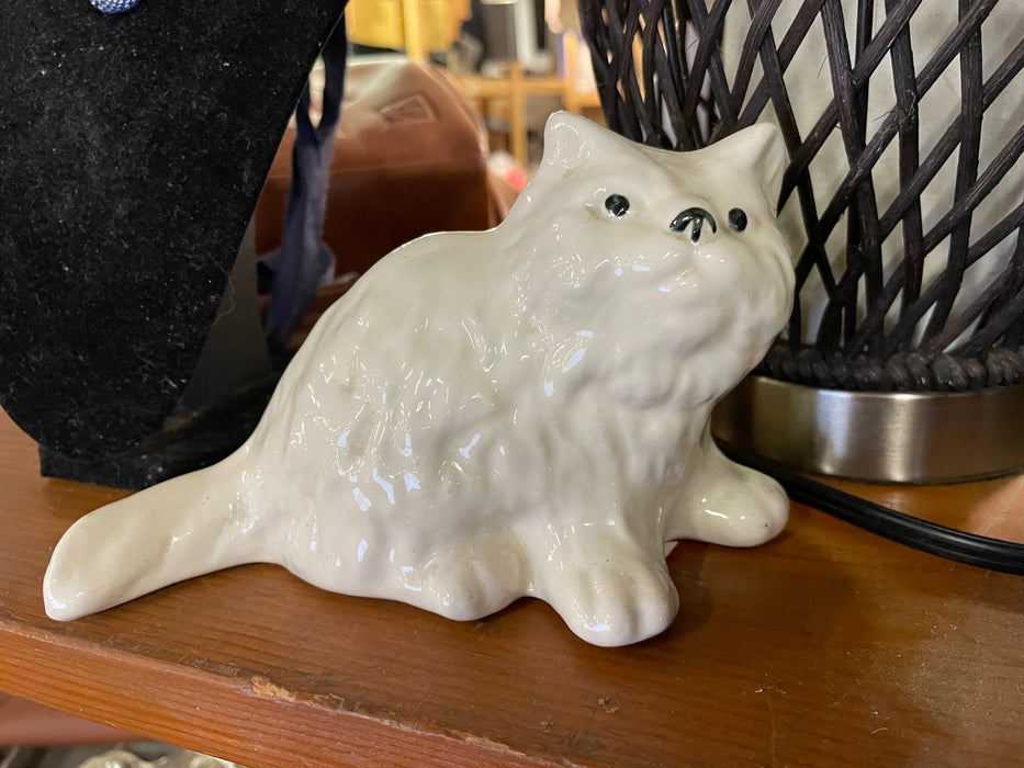 Vinatge white ceramic cat 31621