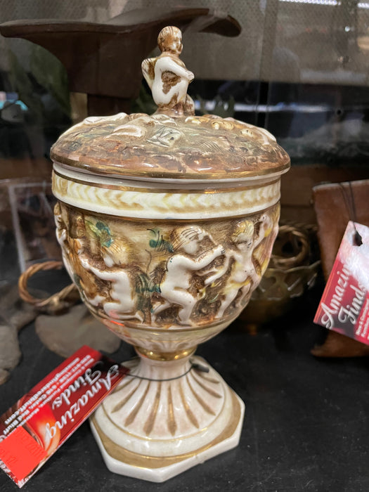 Capodimonte urn with lid 31642