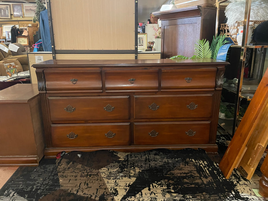 Dresser w/ 7 dovetail drawers 33035