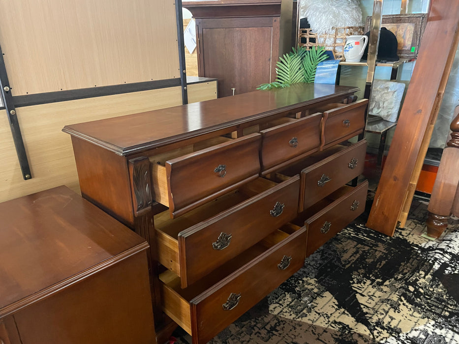 Dresser w/ 7 dovetail drawers 33035