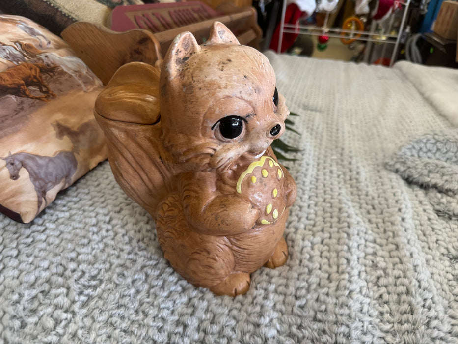 Squirrel cookie jar 33053