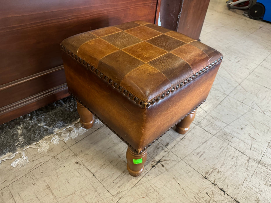 Leather ottoman with decorative brad nails 33062