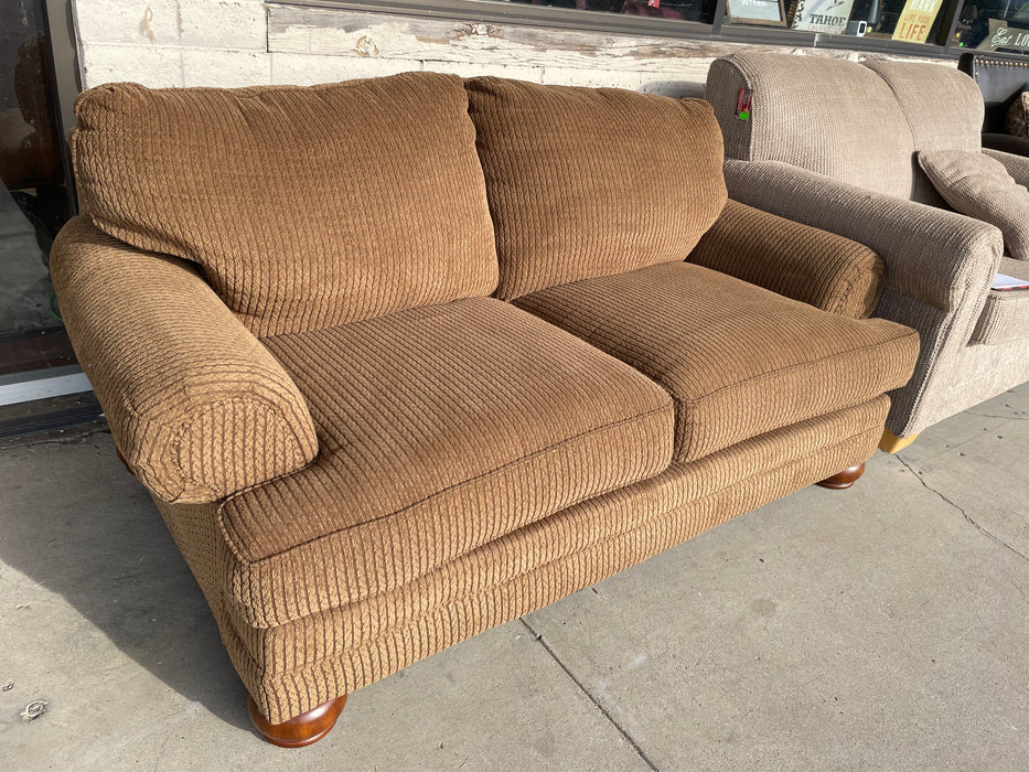 Upholstered loveseat with round bun feet 33097