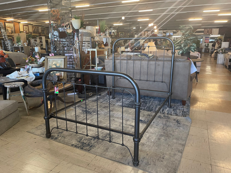 Full/double metal bed 33151