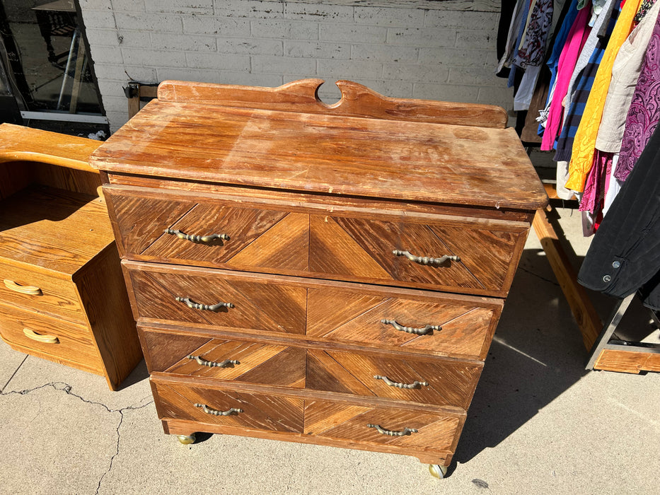 4 drawer chest dresser with caster wheels 33918