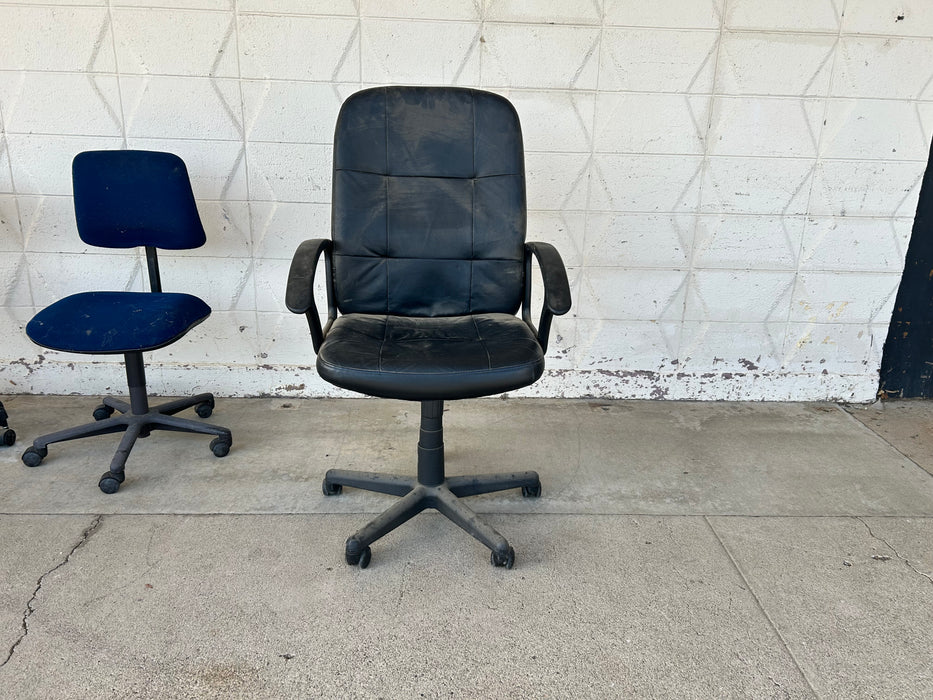 Black office desk chair with arms 33942