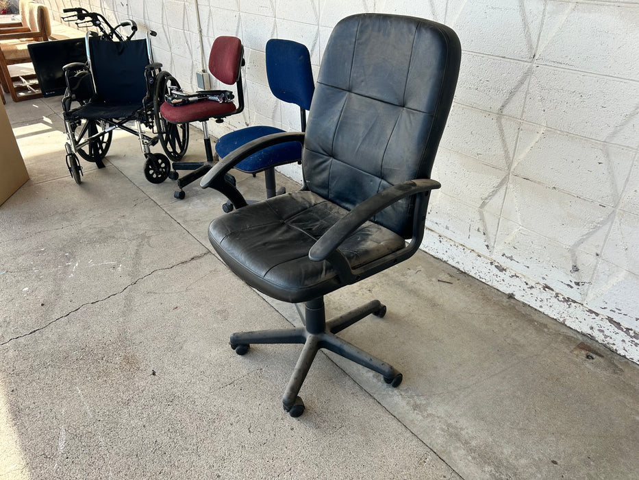 Black office desk chair with arms 33942