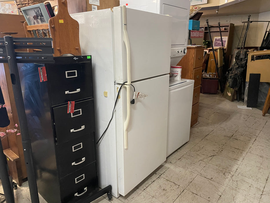 White Kenmore refrigerator with freezer on top 33183