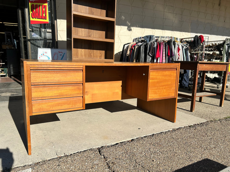 Large wood 4 drawer desk 33980