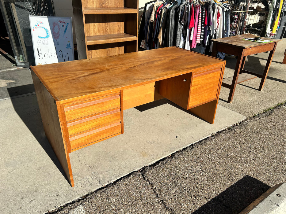 Large wood 4 drawer desk 33980