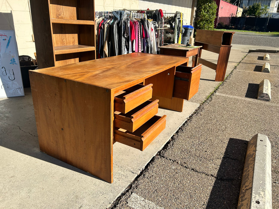 Large wood 4 drawer desk 33980