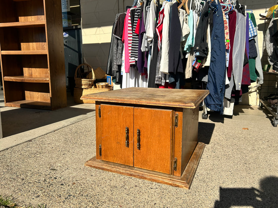 Cabinet style end table 33984