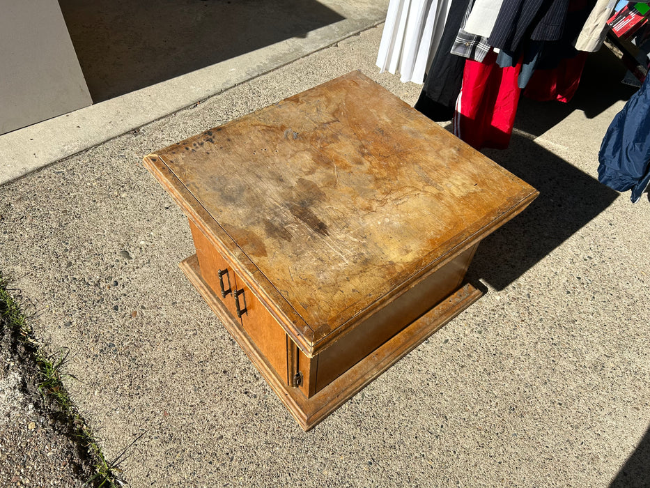 Cabinet style end table 33984