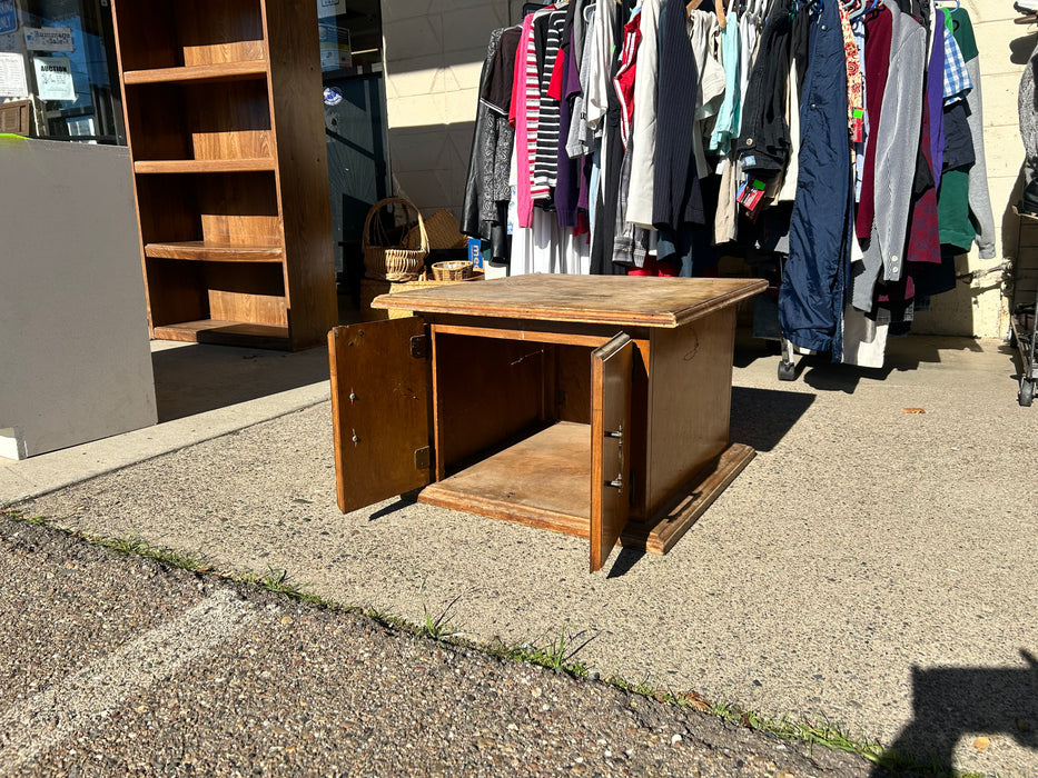 Cabinet style end table 33984