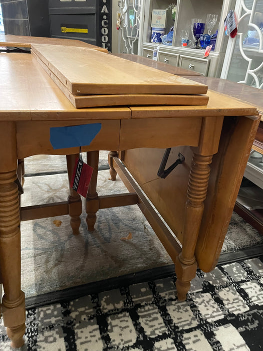 Drop leaf kitchen or dining table with 2 leaves 31456