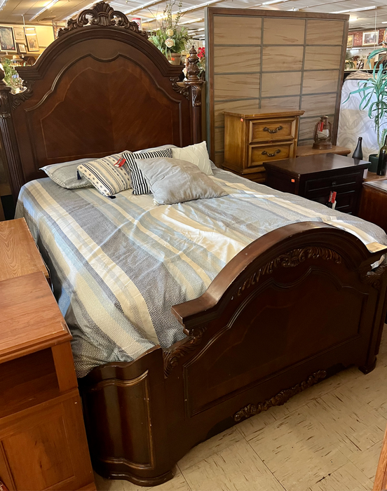 Ornate queen bed mahogany finish 32587