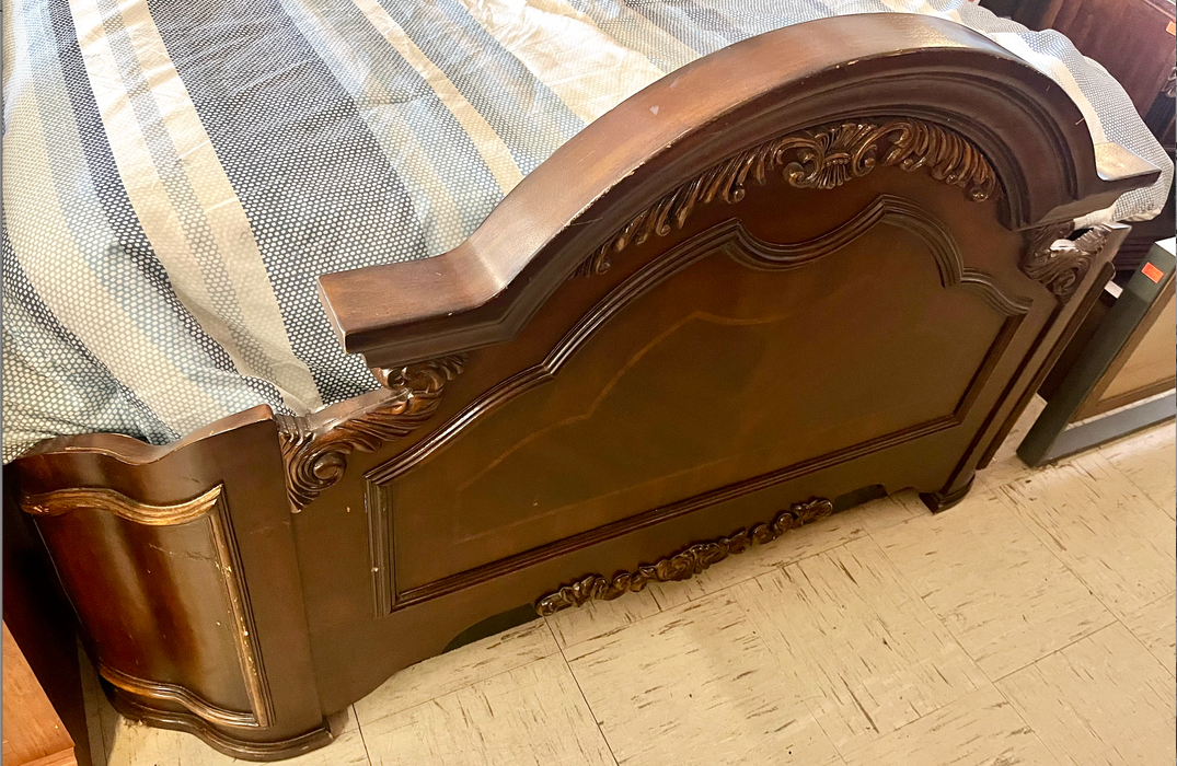 Ornate queen bed mahogany finish 32587