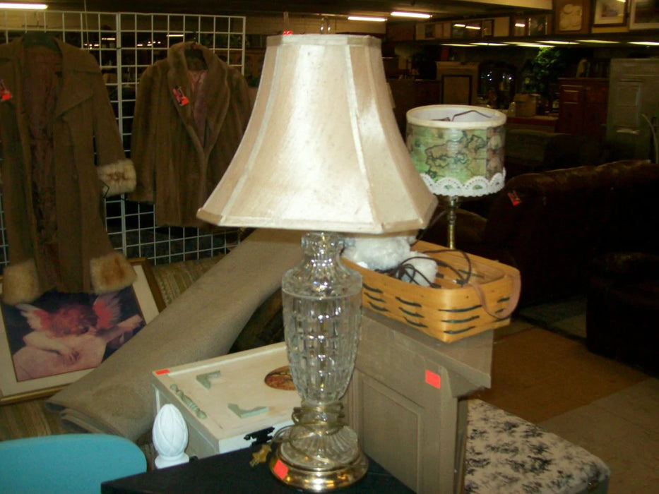 Glass lamp w shade 7165