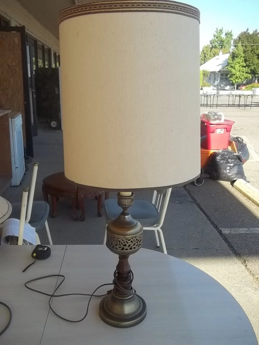 Brass lamp with shade 9485