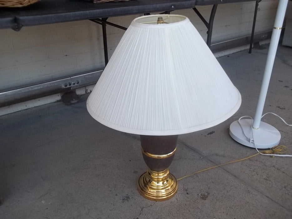Lamp w shade 10845