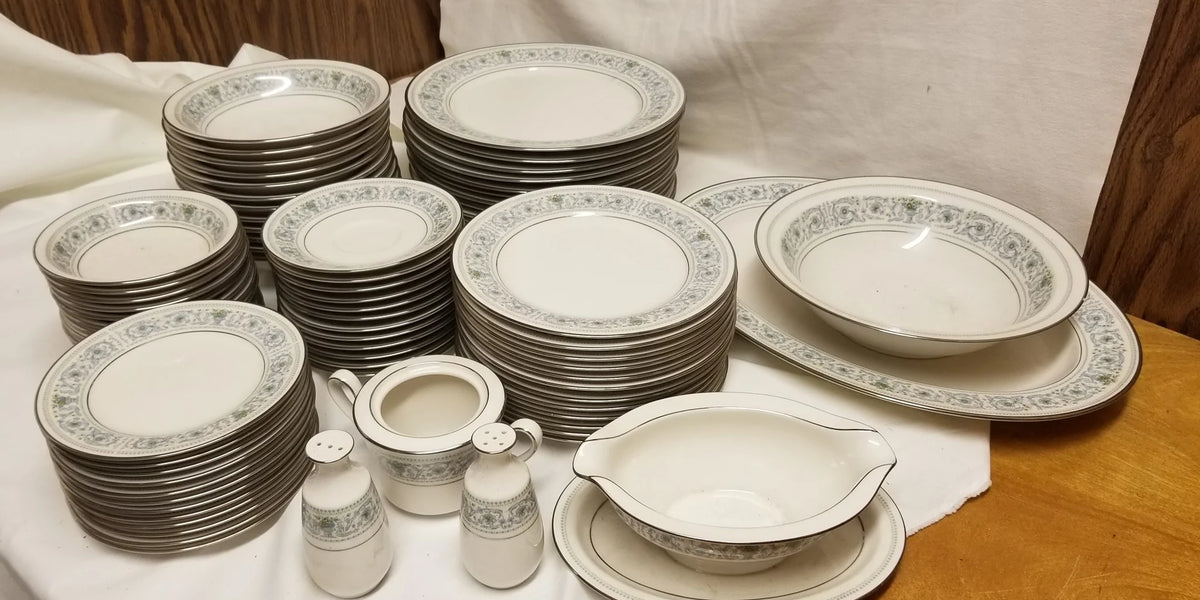 Noritake ivory Monteleone 77 pc 12 person china set servers 13508