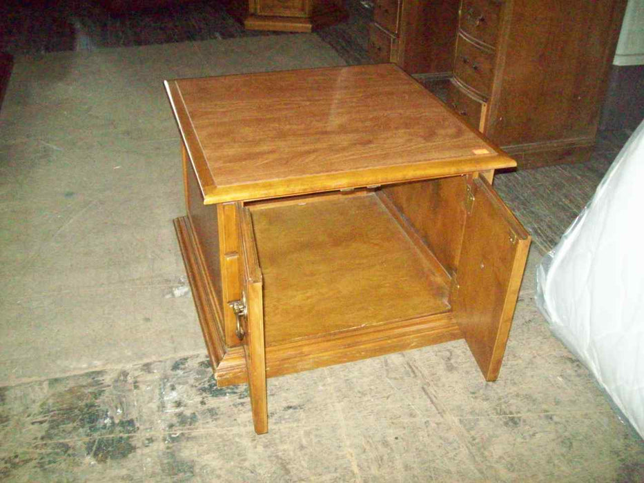 Maple square end table R18616