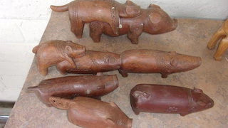 Wooden African pigs 16355