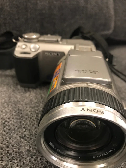 Sony DSC-f707 5mp digital camera color silver w camera bag, accessories 18775