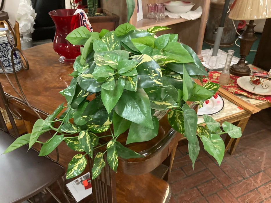 Faux ivy plant in elegant vase 23267