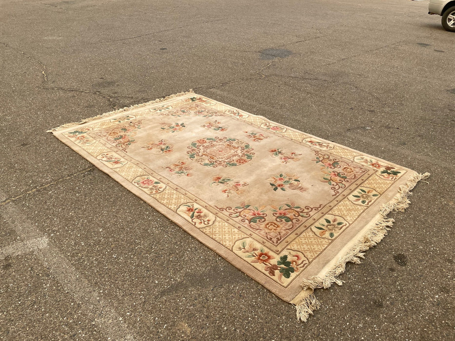 Off white beige 6x10 rug with red toned flowers 25488