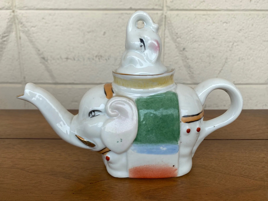 Medium glass elephant teapot 25855