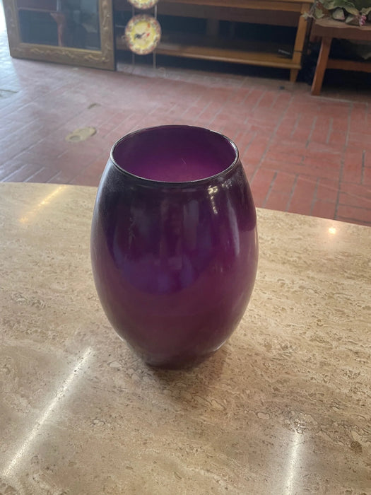 Medium purple rounded glass vase 25832