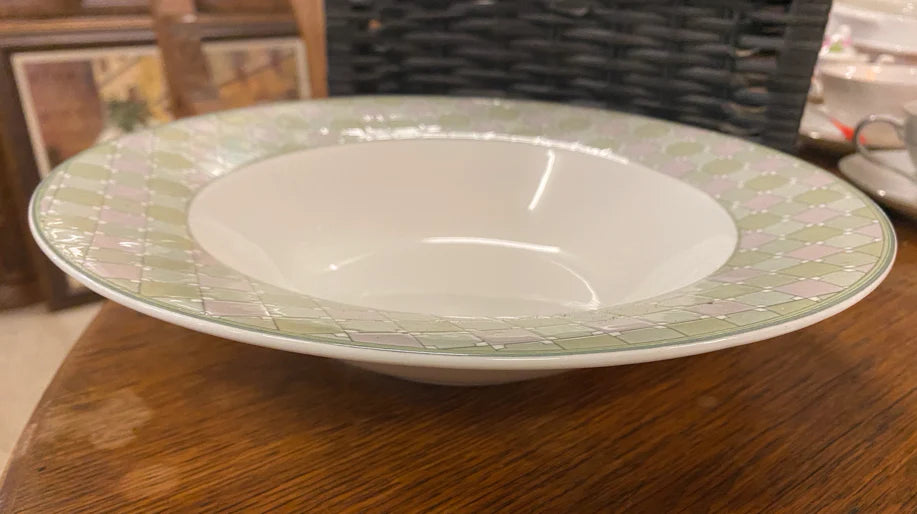 Deep serving bowl with pattern 25919