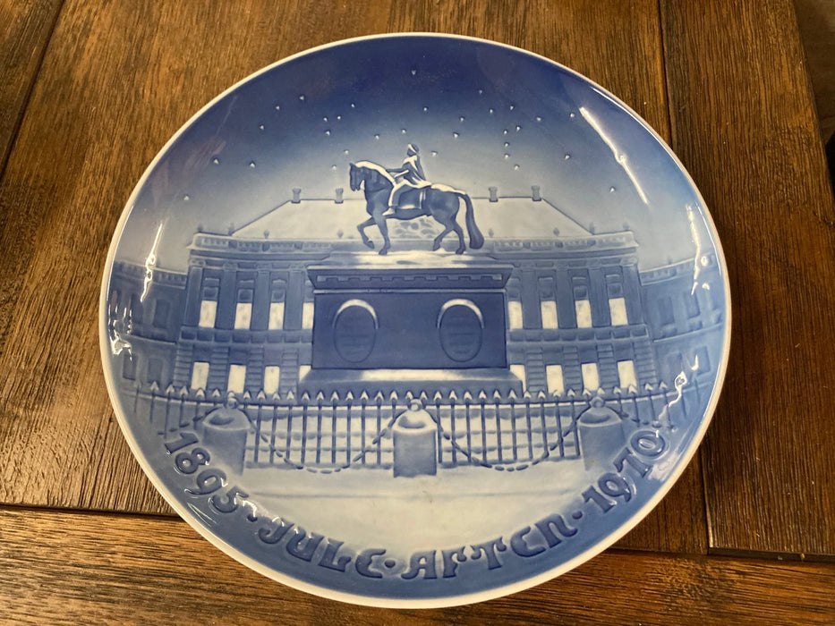Royal Copenhagen vintage Bing & Grondahl blue/white plate 1895 Jule After Royal Palace 1970 25757