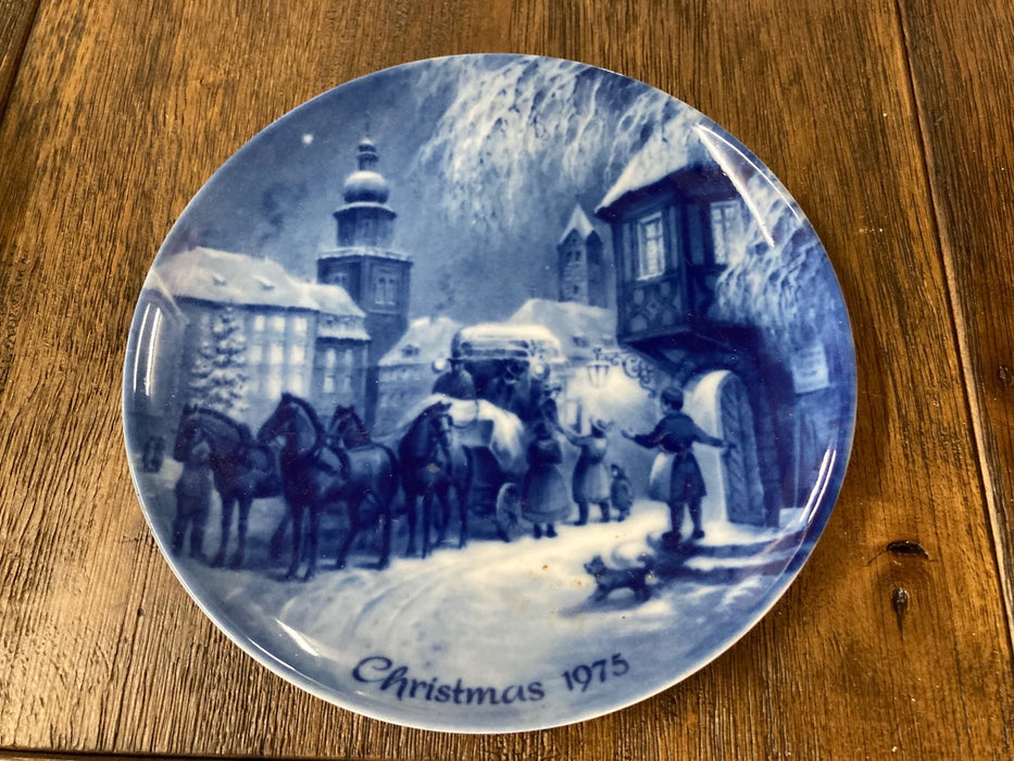 Royal Copenhagen vintage blue/white plate Christmas 1975 25759
