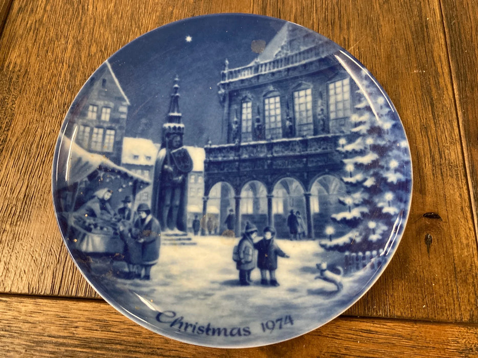 Royal Copenhagen vintage blue/white plate Christmas 1974 25760
