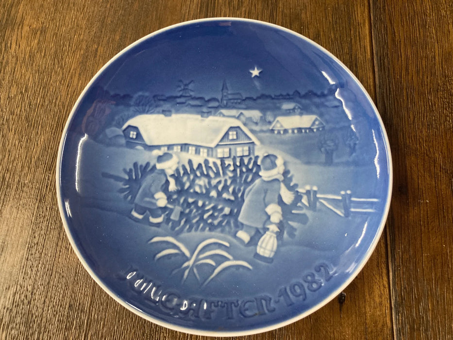 Royal Copenhagen vintage Bing & Grondahl blue/white plate Jule after 1982 25770