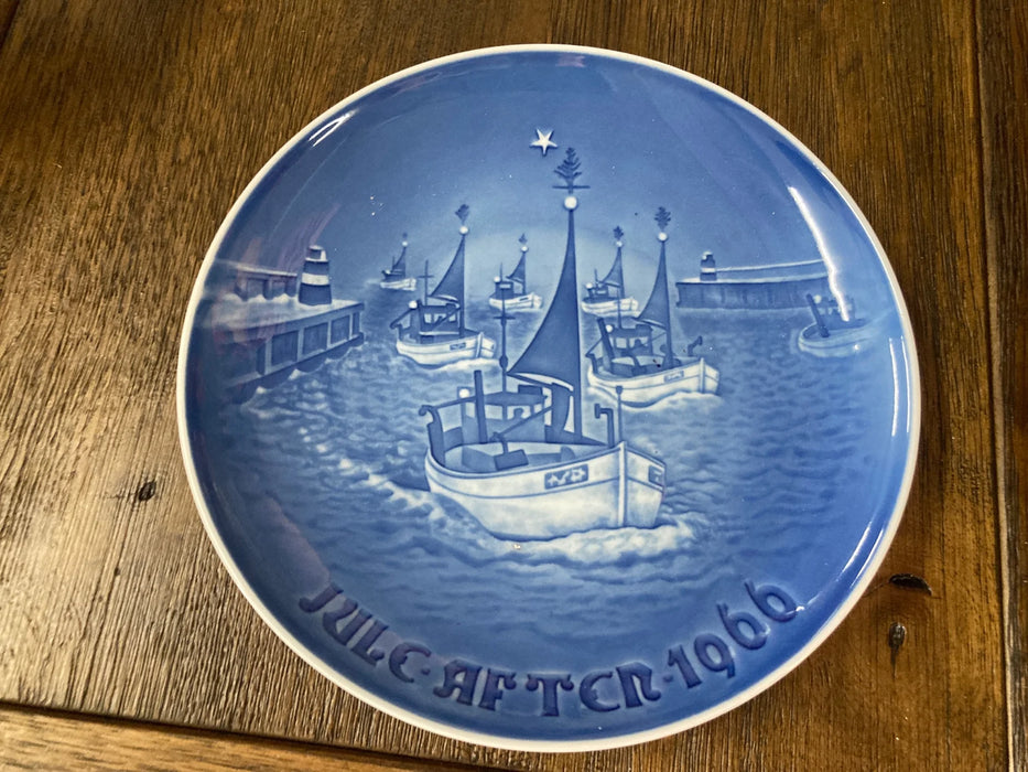 Royal Copenhagen vintage Bing & Grondahl blue/white plate Jule after 1966 25772