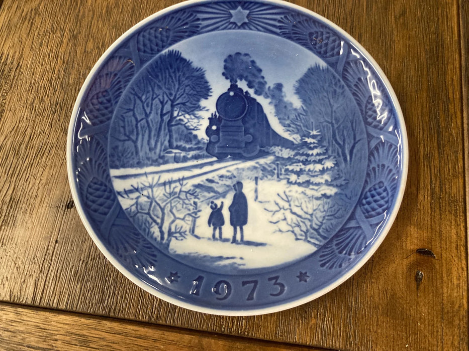 Royal Copenhagen vintage Bing & Grondahl blue/white plate Going home for Christmas 1973 25774