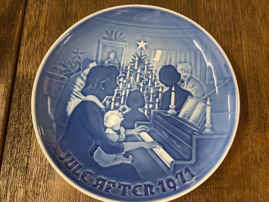 Royal Copenhagen vintage Bing & Grondahl blue/white plate Christmas at home 25777