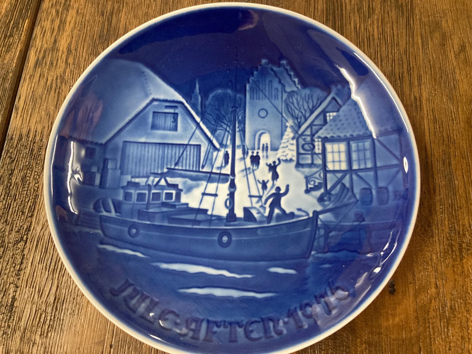 Royal Copenhagen vintage Bing & Grondahl blue/white plate Christmas welcome 25778