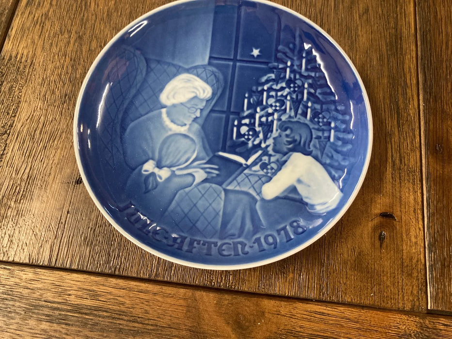 Royal Copenhagen vintage blue/white plate A Christmas tale 25781